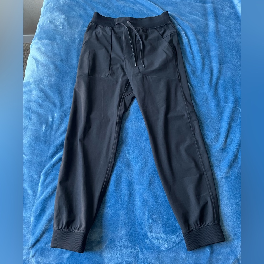 Lululemon ABC joggers shorter 28 inch inseam. Size Medium, Black
